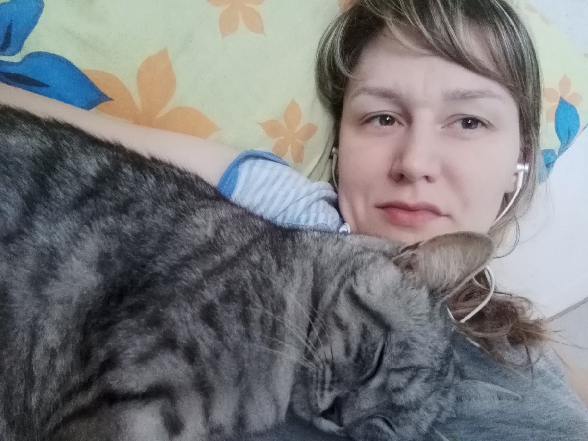 Больные девчонки. Кстати, кошка с 3 этажа упала на днях. 