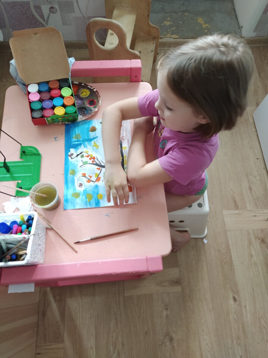 Пока у неё вот такое рабочее место и уроки 