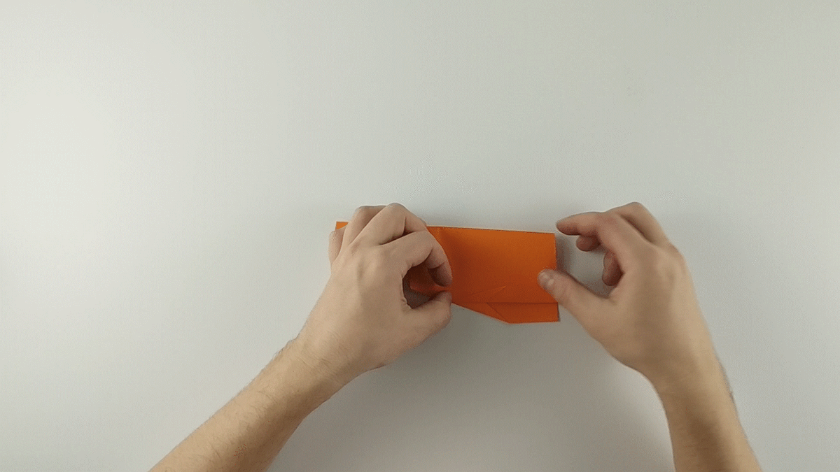 Шаг 9.2. Точно так же сгибаем с другой стороны. Удобнее сгибать по уже согнутому крылу.