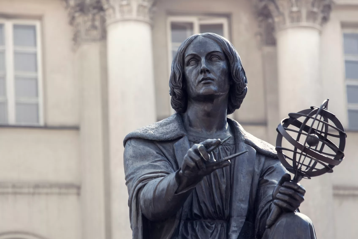 Николай Коперник — национальный герой Польши. Его скульптура с моделью Солнечной системы в руках установлена в центре Варшавы перед зданием Академии наук