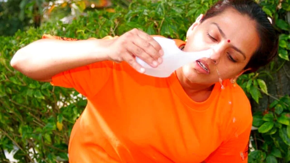 Джала-нети – промывание полости носа соленым раствором воды. Рассказываем о технике выполнения.