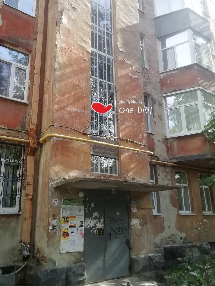 Типичный подъезд дома в городке Чекистов