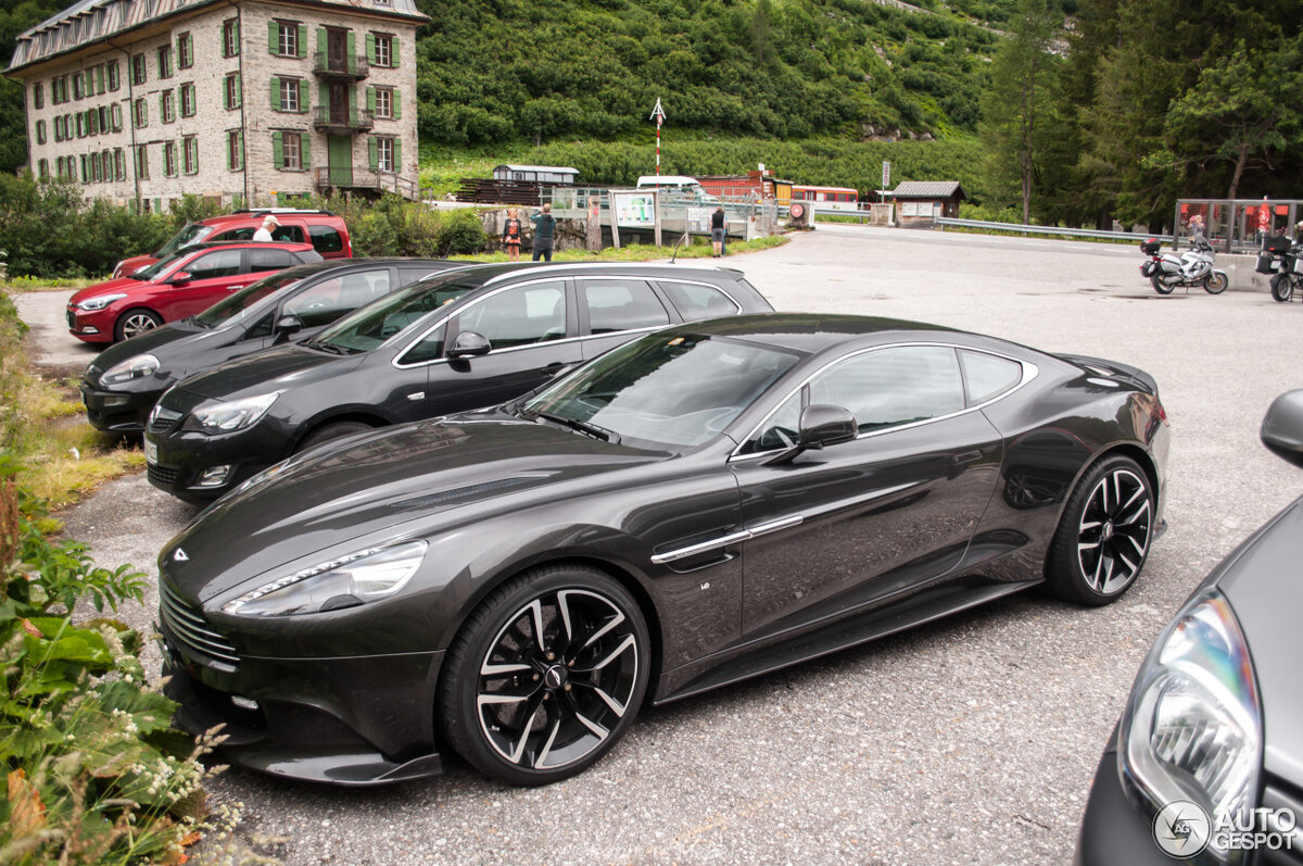 Aston Martin Vanquish розовый