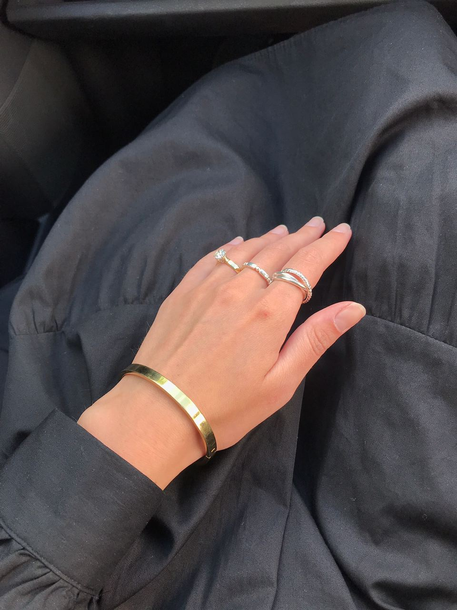 Браслет хорошо по цвету сочетается с помолвочным кольцом:)