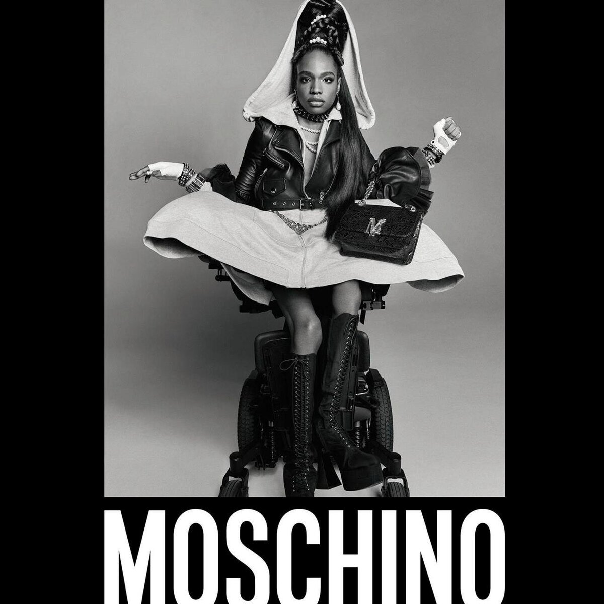 Новым лицом Moschino стала темнокожая трансгендерная модель с ДЦП. Triple kill. Источник – телеграм-канал «Блохэй для Богатых».