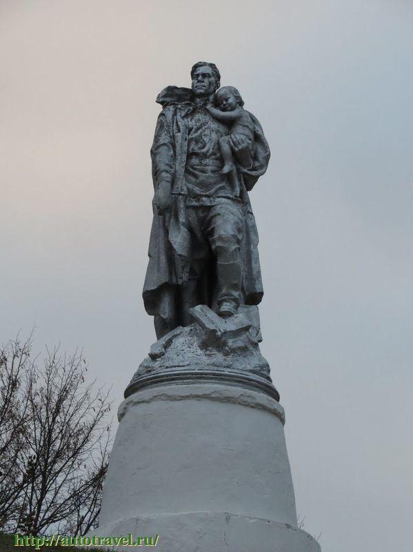 Воин освободитель серпухов. Воин освободитель Верея. Верея памятник воин-освободитель. Памятник «воин-освободитель» Кузьминки. Воин-освободитель мемориал воину освободителю.