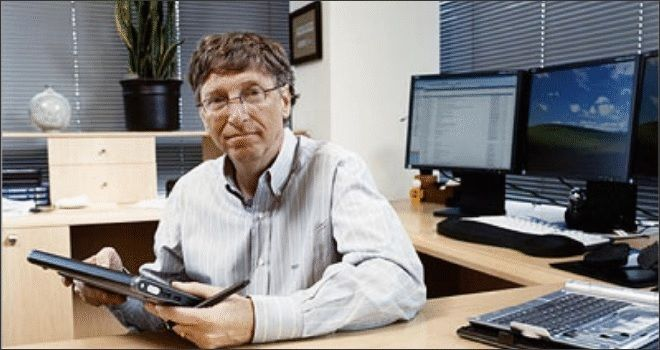 Кабинет Билла Гейтса, к примеру, выглядит не просто компактным, но и крайне аскетичным. И тем не менее, страшно подумать, сколько гениальных идей родилось в этих стенах! Фото: rb.ru.