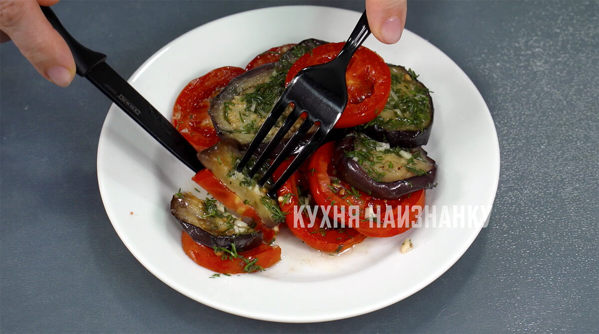 Закуска из баклажанов с перцем и чесноком. Баклажаны из печи. Баклажаны с болгарским перцем. Кухня наизнанку баклажаны. Баклажаны запеченные по грузински.