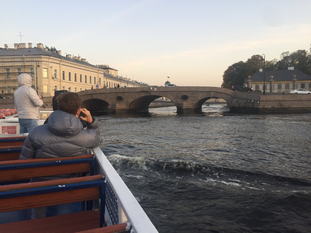 Сколько стоит прокатиться в Питере на корабликах. И почему лучше не ...