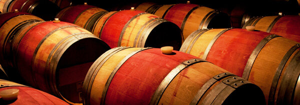 Иногда центральную часть бочки красят в бордовый цвет с помощью осадка из-под красного вина: так не видно потёков