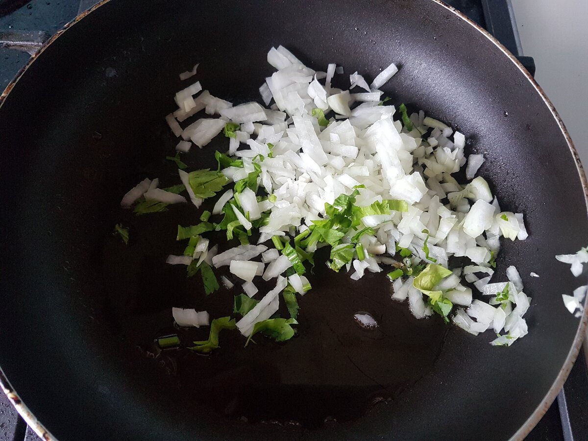 Обжариваем лук на небольшом количестве растительного масла. Фото автора 