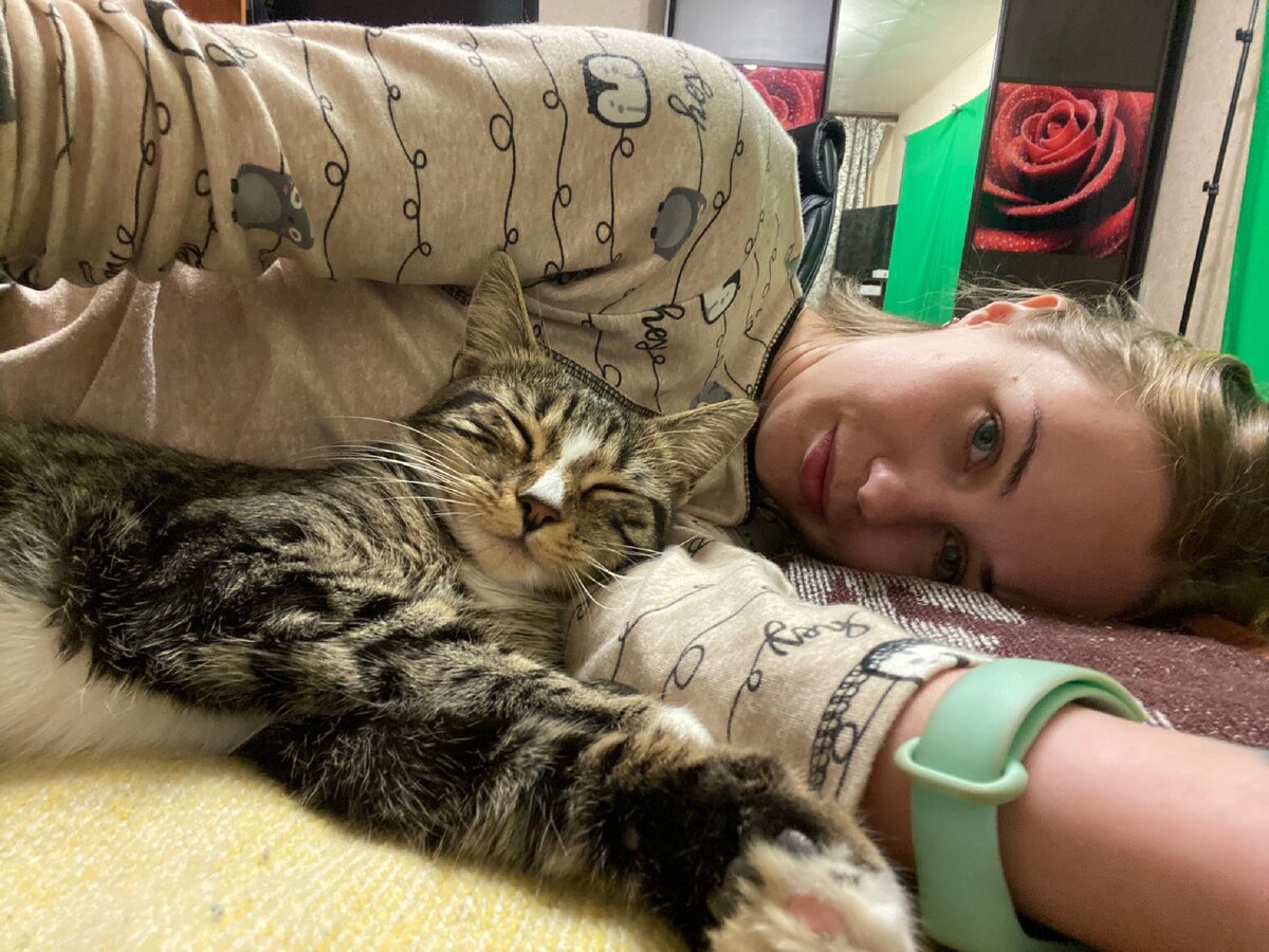 Масяня постоянно спит свернувшись либо калачиком, либо наоборот вытянувшись во всю длину