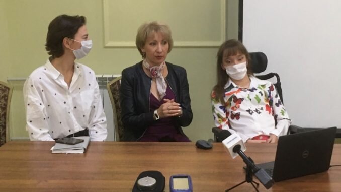 На фото: доктор Татьяна Юрьевна Затравкина, мама пациентки - Татьяна и пациентка Неля (слева направо)
 