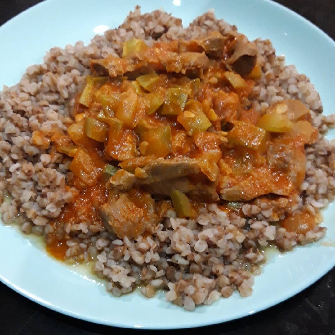 Тушёные пупочки с кабачком и луком