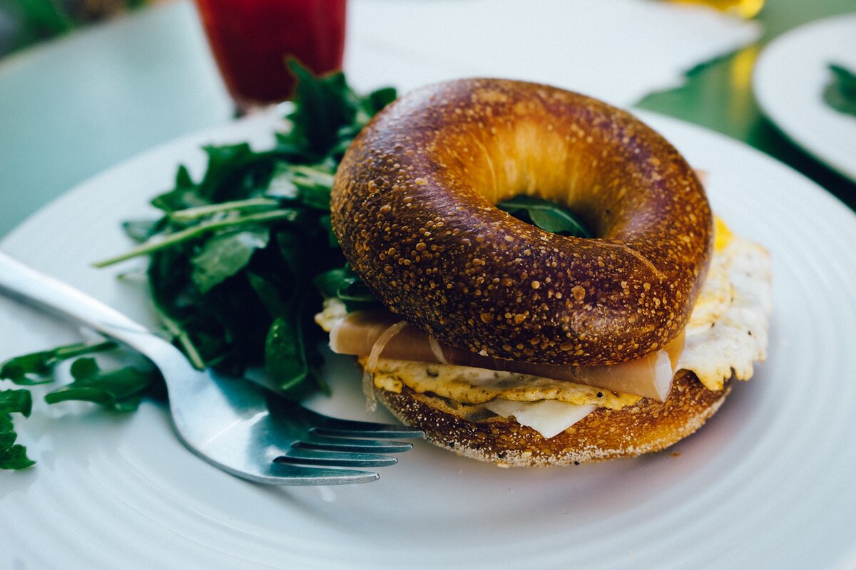 Бублик с сыром и ветчиной. Фотобанк Pixabay 