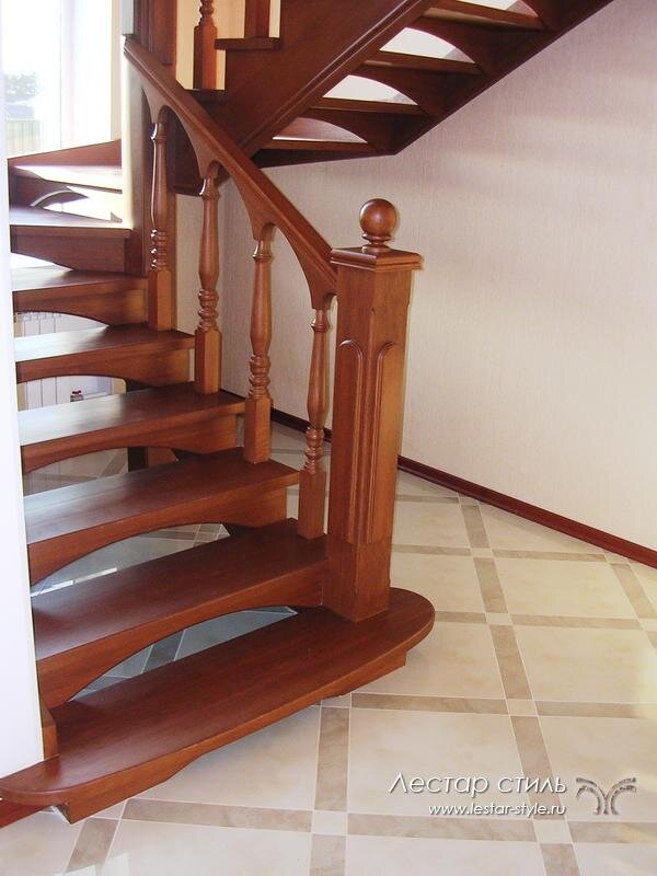 Точеные балясины на деревянной лестнице
