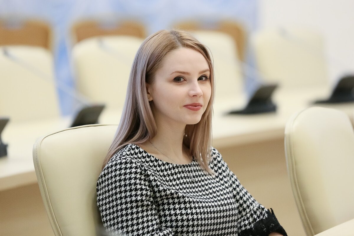 К этой должности Нина пришла стремительно: уже к 23 годам она выросла до высокой управленческой позиции. Сейчас Нина занимается трудоустройством молодежи в структуры Правительства Москвы, главная её обязанность – курирование программы стажировки, которая с 2011 года обеспечивает для студентов и выпускников возможность карьеры в правительстве столицы.  