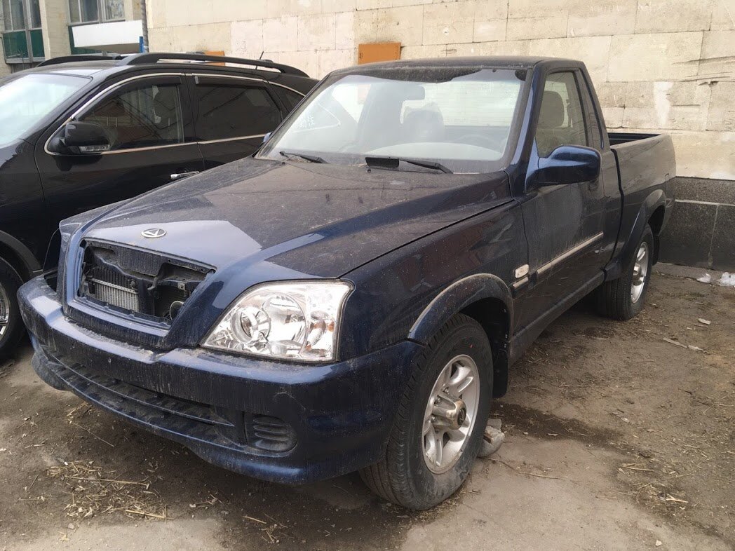 Таким я увидел автомобиль весной 2019 года. Уже тогда было видно, что машина стоит давно. Из-за отсутствия решётки радиатора и фары я решил, что пикап просто ждёт ремонта.