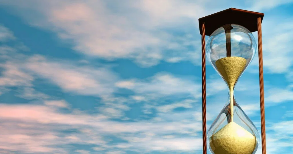 Одна из древнейших попыток обуздать время — песочные часы. Взято из интернета