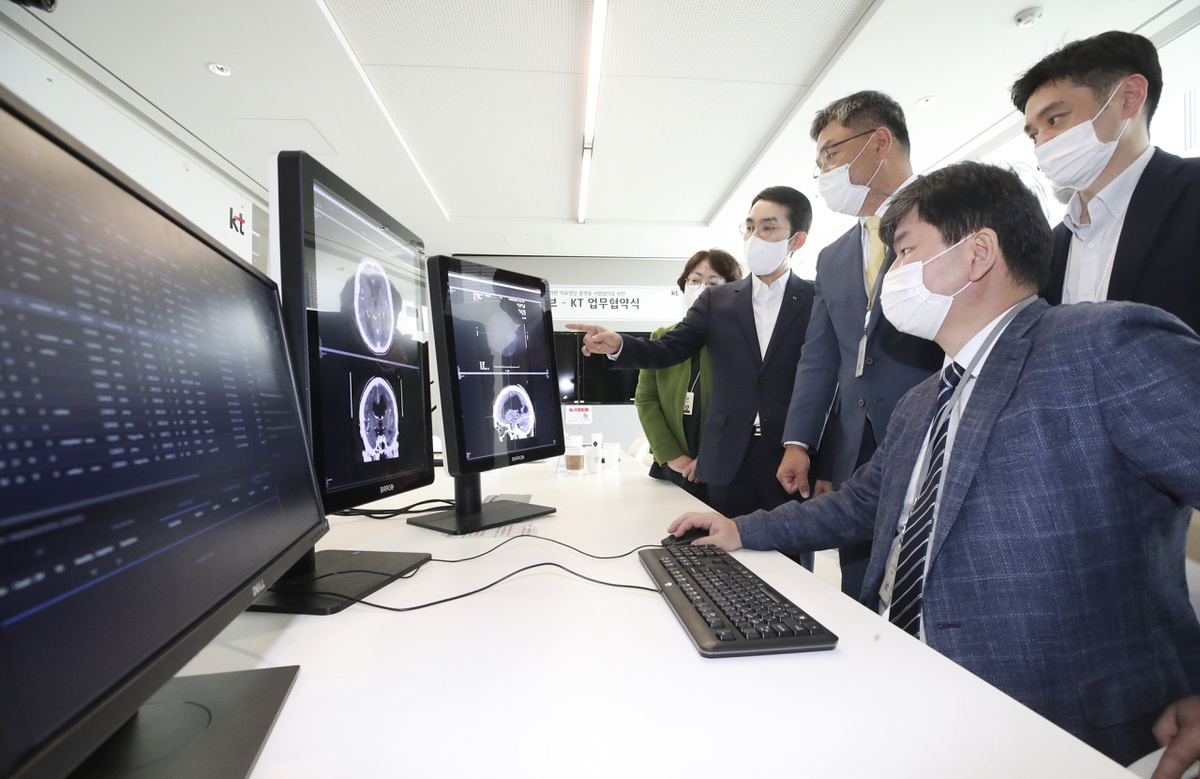 Представители KT и HealthHub демонстрируют технологию, предназначенную для анализа клинических изображений. (КТ)
