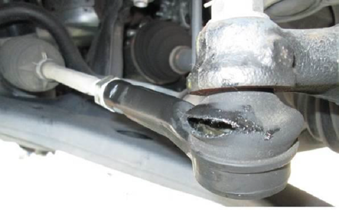 Повреждение пыльника наконечника рулевой тяги.
