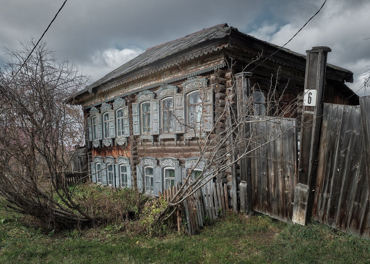Старый двухэтажный деревянный дом № 6, улица Тарская 