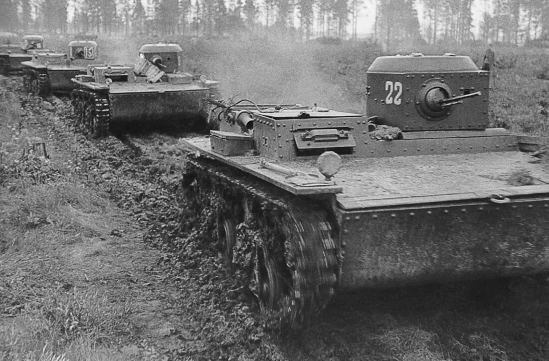 Советский лёгкий танк Т-38 вооружался 7,62-мм пулемётом ДТ