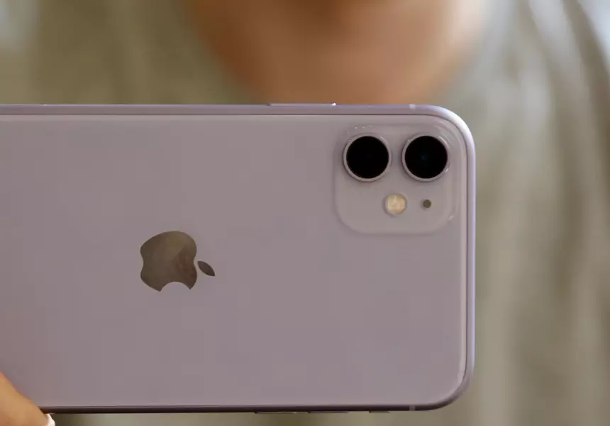 Чем плох айфон 11. Iphone 11 128gb камера. Айфон 11 1 терабайт. Айфон 11 квадратная камера от Хуавей. Айфон 11 передняя камера.