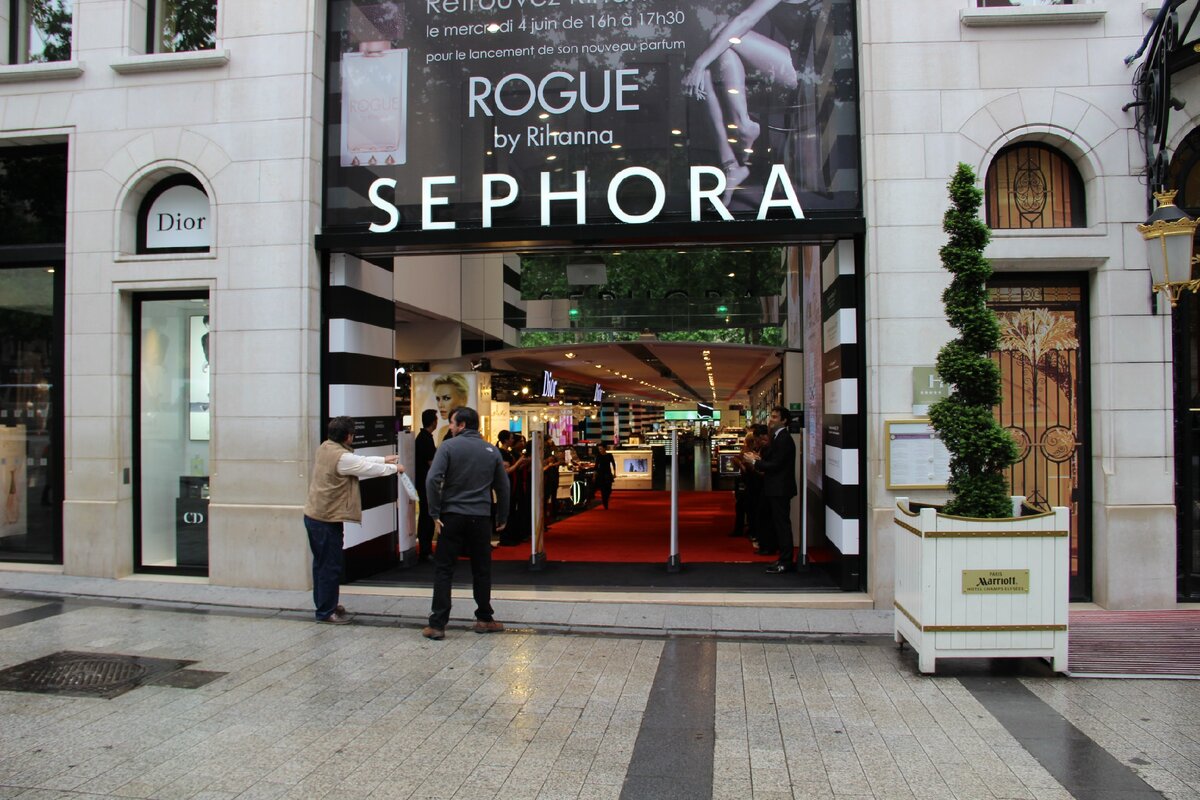 На Елисейских полях сосредоточены магазины самых известных марок и брэндов