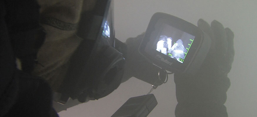 Боец подразделения пожарной охраны, вооружённый ручным тепловизором, получает возможность ориентироваться в плотном дыму.