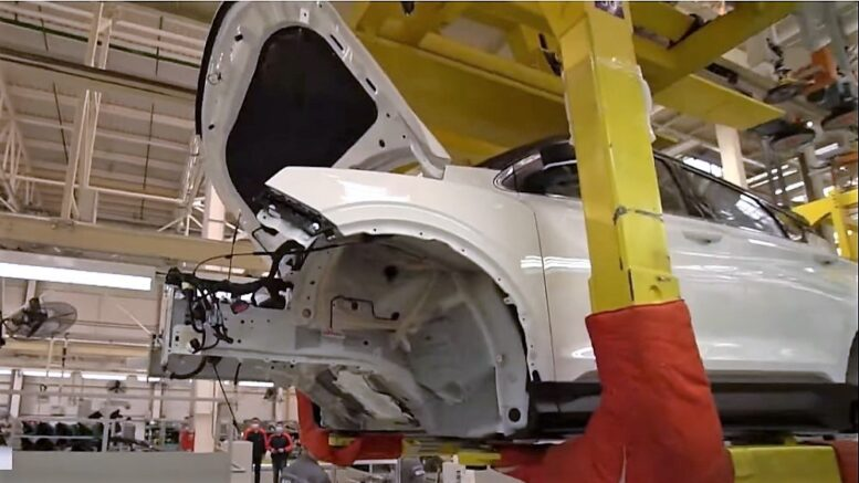 Скриншот с видео телеканала CTV: кроссовер Geely Coolray собирают на заводе «БелДжи».