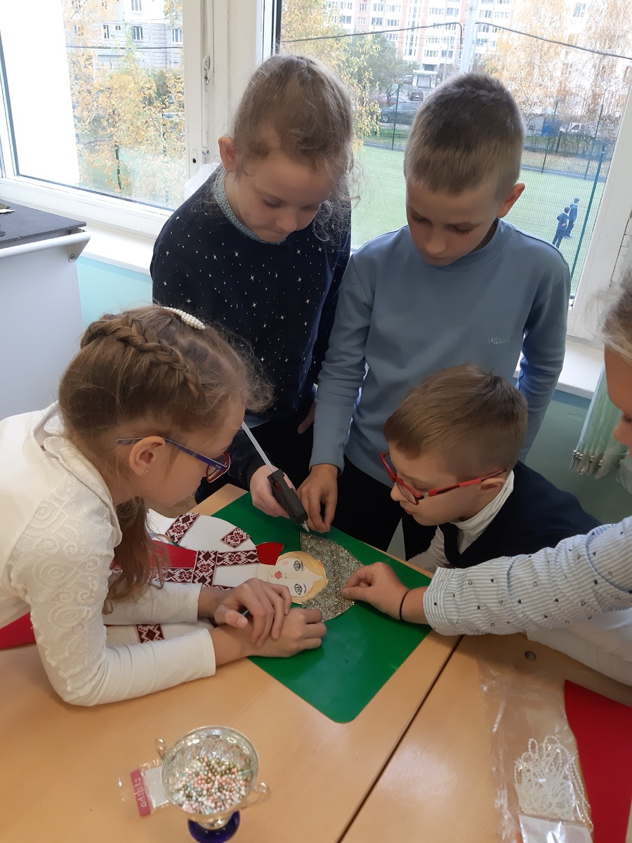 Как украшали кокошник "жемчугом".