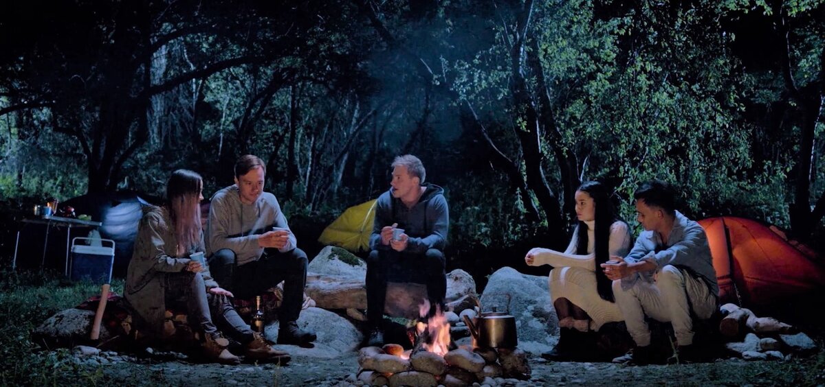 Соревнуются в знании хорроров. К/ф «Страшные истории для рассказа у костра».