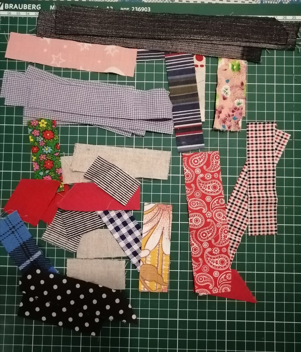 Это полоски для последнего блока. Нарезаны из совсем мелких лоскутков.