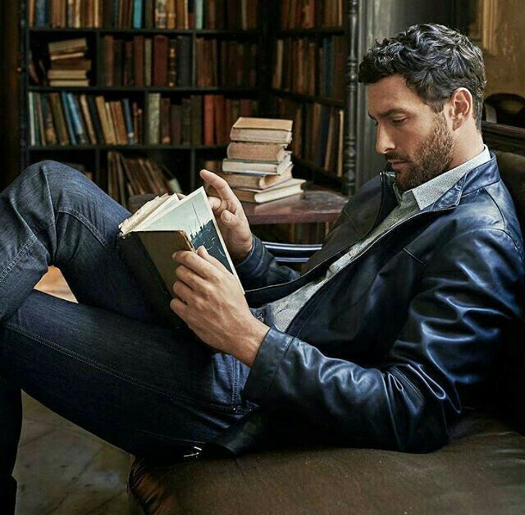 Книги муж. Мужчина с книгой. Парень с книгой. Парень читает книгу. Парень с книжкой.