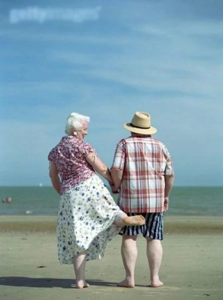 Толстая старая пара. Смешная пара. Веселые старики. Смешные парочки. Счастливые пенсионеры.