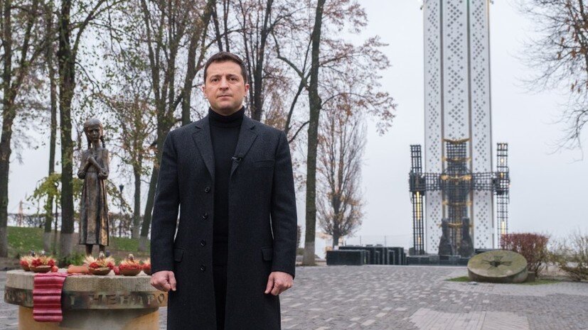 комик на фоне памятникам жертв голода