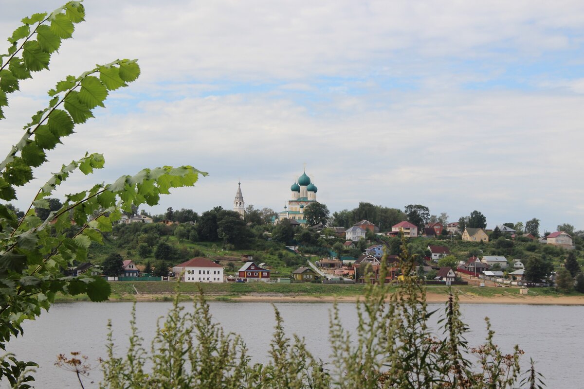 Вид на Тутаев с левого берега Волги