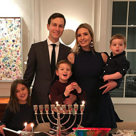 На фото: Иванка Трамп и ее супруг Джаред Кушнер с детьми отмечают Хануку
