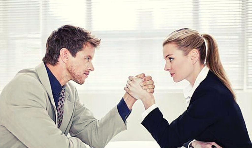 У сильной женщины слабый мужик