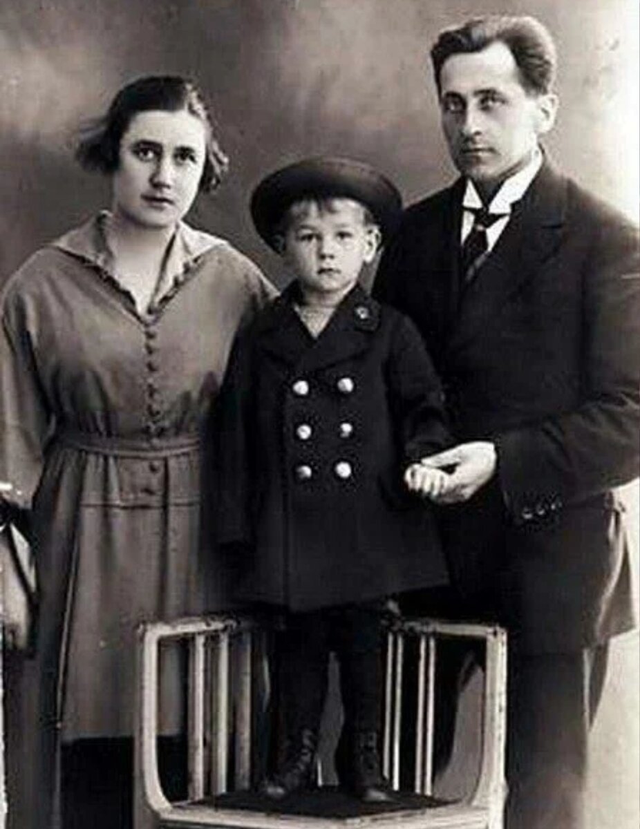 Герг Отс с родителями