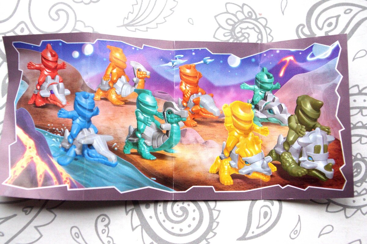 Киндер космическая миссия 2023 коллекция. Киндер applaydu игрушки. Киндер сюрприз Дино-наездники. Киндер сюрприз Дино. Динорейсеры Киндер