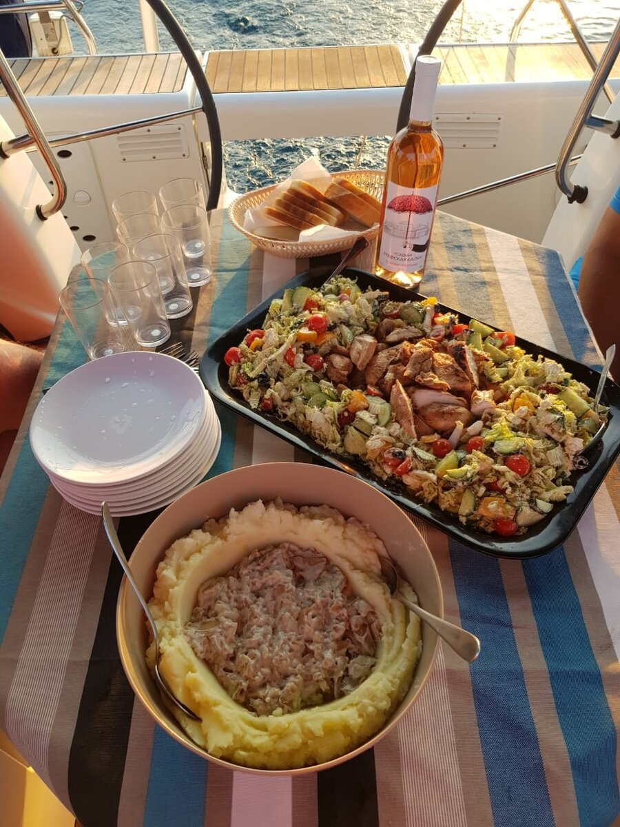 Море однозначно диктует свои условия и коку в том числе. Приготовление блюд должно быть быстрым, готовить нужно на один  раз. Да, я много  времени провожу за готовкой, но посуду моет экипаж- это золотое правило!  На фото  выше - наш ужин. Это  куриный шашлык, приготовленный в духовке ( да, на яхте она есть), салат "Цезарь" ( с правильным соусом), жульен из шампиньонов и картофель пюре.  Времени на приготовление такого ужина ушло не более часа.  Обратите внимание на подачу блюд. Моё личное открытие - большой поднос, на котором можно комплексно подавать блюда для экипажа, так же  широкие миски, которые тоже можно использовать для 2 х блюд сразу.  Здесь главное оптимизировать  пространство стола и учитывать качку, в которой может оказаться судно.  