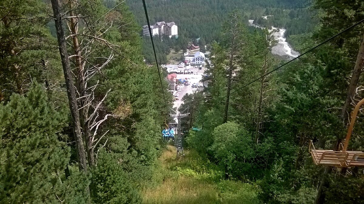 я и муж едем в креслах маятниковой канатной дороги