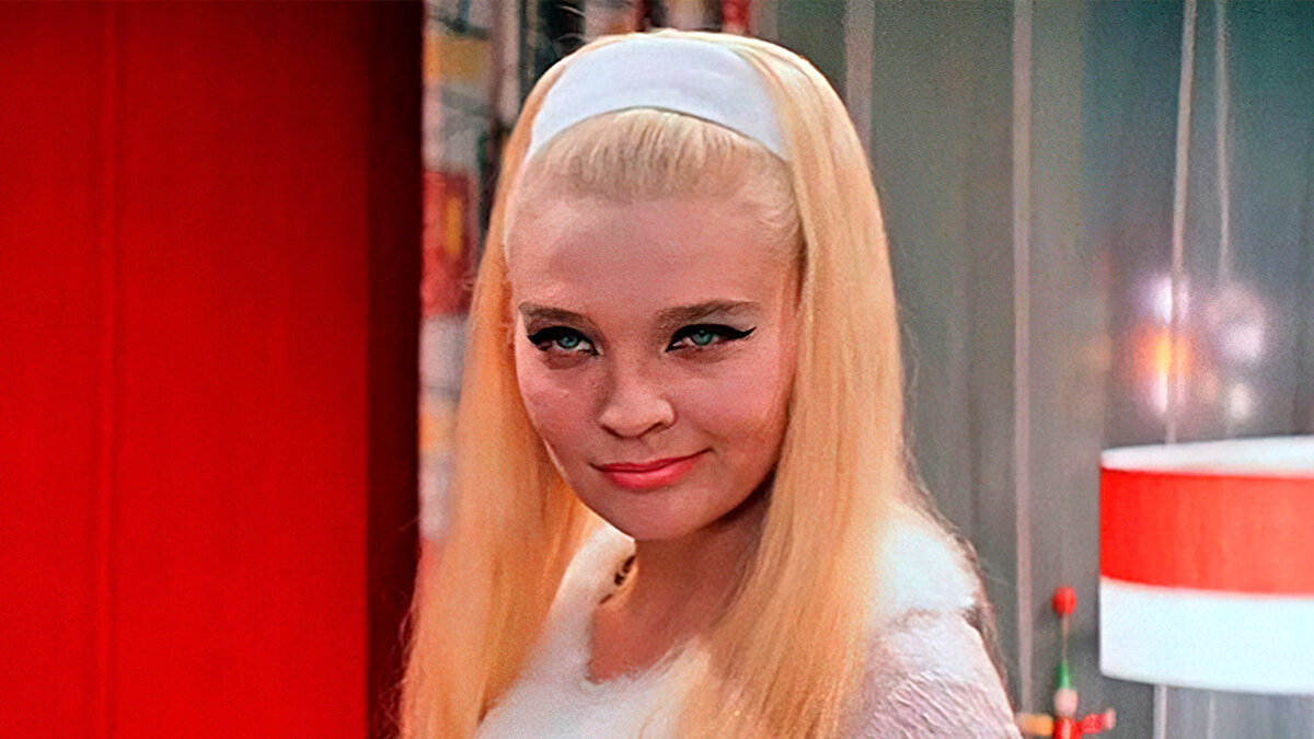 Героиня Светланы Светличной в фильме "Бриллиантовая рука"  - красотка на все времена :)