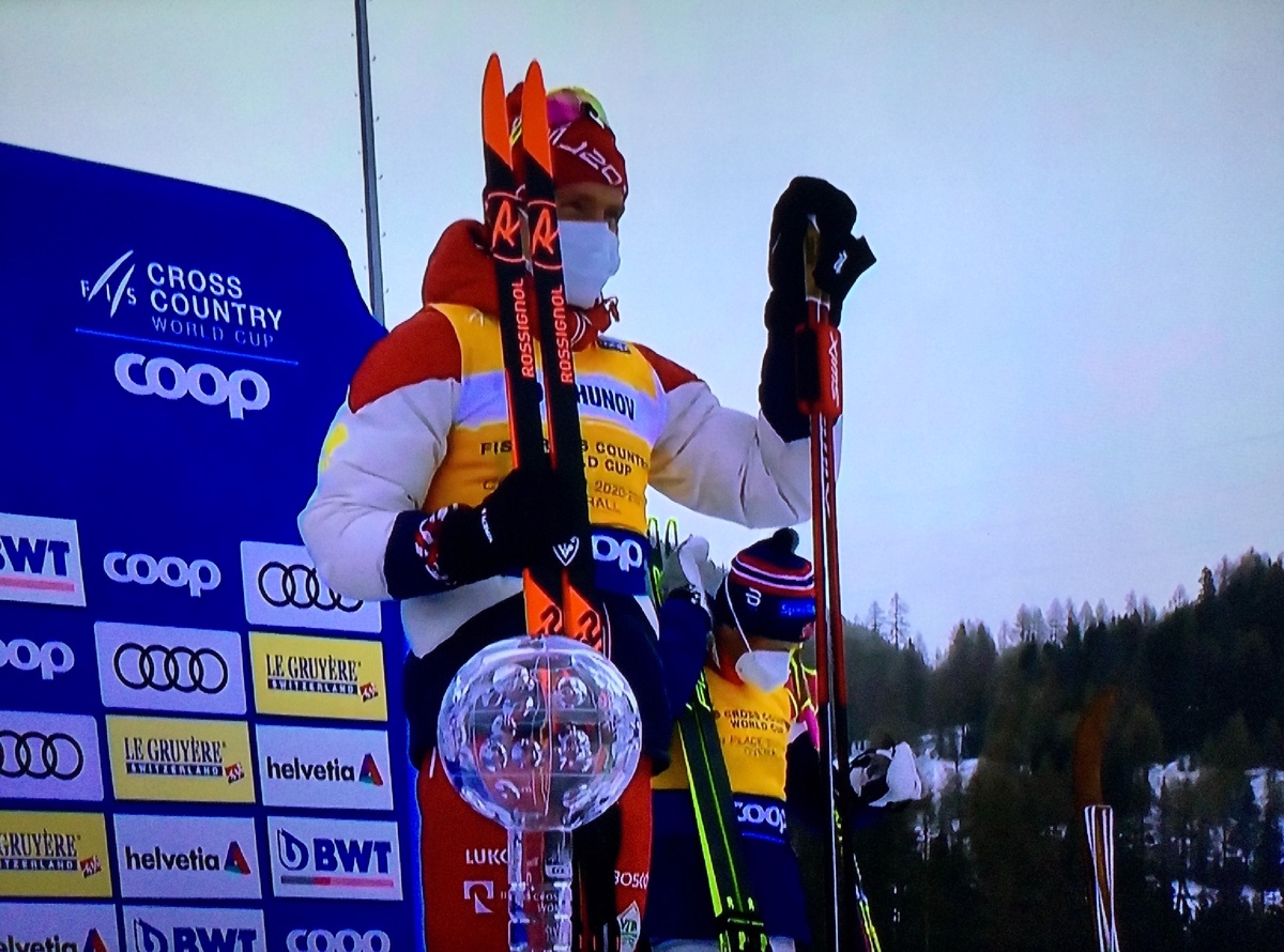 Александр Большунов-обладатель кубка мира, на втором плане Йоханнес Клебо бронзовый призёр.