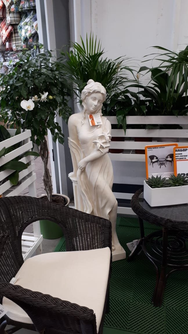 Садовые скульптуры и плетеная мебель