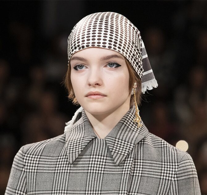 Косынка 88. Dior fw 2025. косынка диор. модные косынки. косынка мода 2025 на голове.
