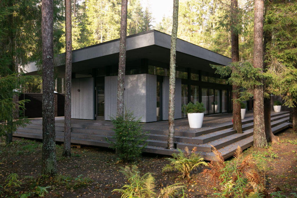  Фрагмент фасада. Фиброцементные плиты, Equitone: фасад, Linea; торцы и свесы кровли, Tectiva. Террасная доска и деревянный каркас здания покрыты маслом Leinos.