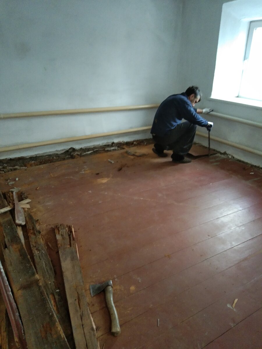 Доски пола уже частично разрушились от старости.